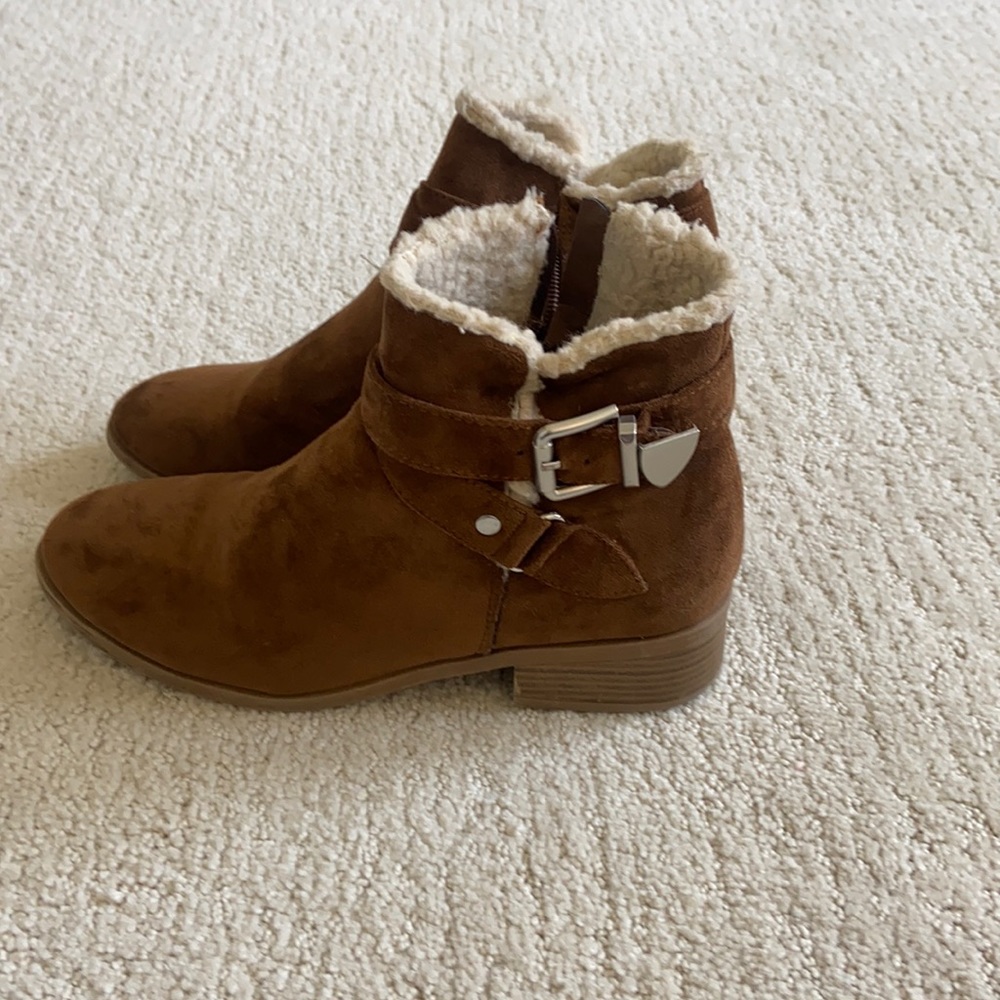 Booties with bucket and fur